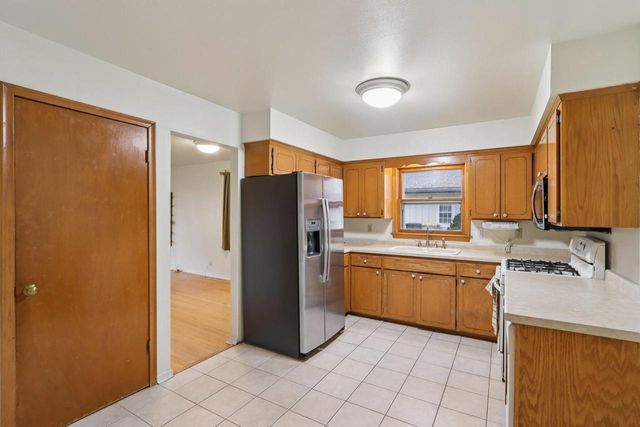 1705 Chapman DRIVE, Waukesha, WI 53189