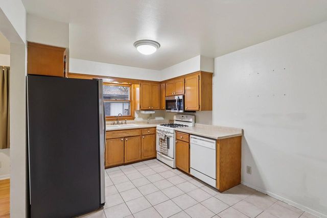 1705 Chapman DRIVE, Waukesha, WI 53189