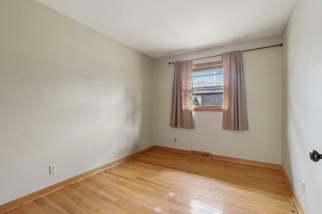 1705 Chapman DRIVE, Waukesha, WI 53189