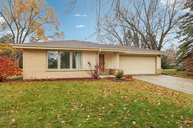 1705 Chapman DRIVE, Waukesha, WI 53189