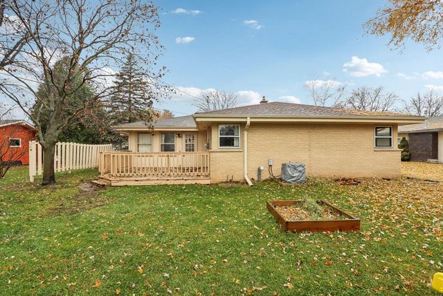 1705 Chapman DRIVE, Waukesha, WI 53189