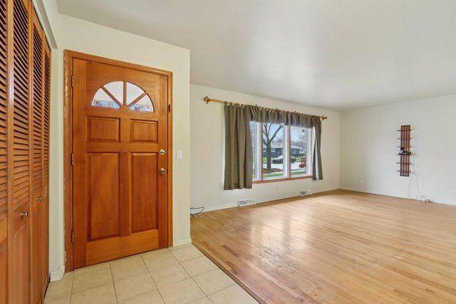 1705 Chapman DRIVE, Waukesha, WI 53189