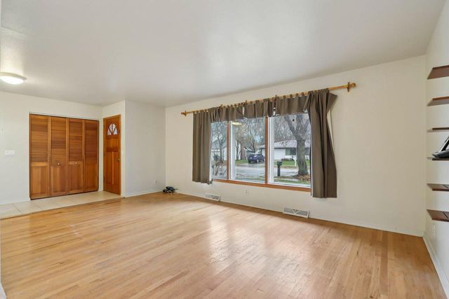 1705 Chapman DRIVE, Waukesha, WI 53189