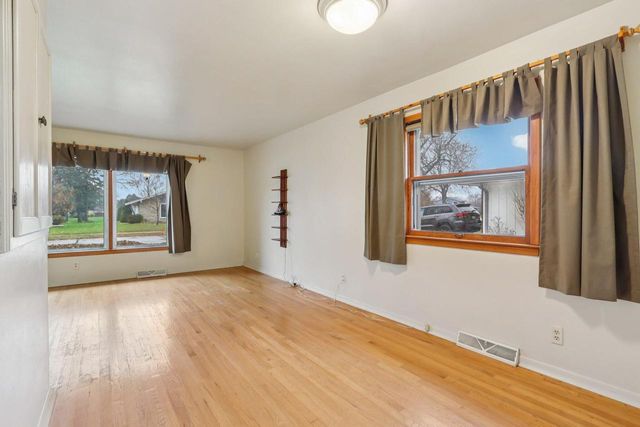 1705 Chapman DRIVE, Waukesha, WI 53189