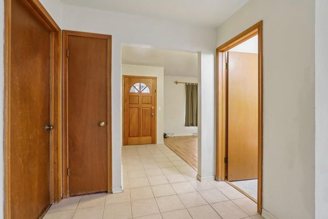 1705 Chapman DRIVE, Waukesha, WI 53189