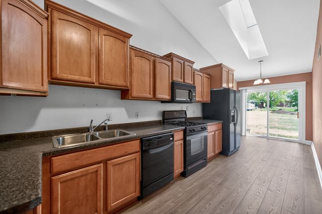 3925 South Pointe Drive B, Dekalb, IL 60115