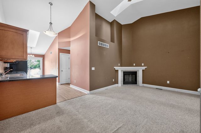 3925 South Pointe Drive B, Dekalb, IL 60115