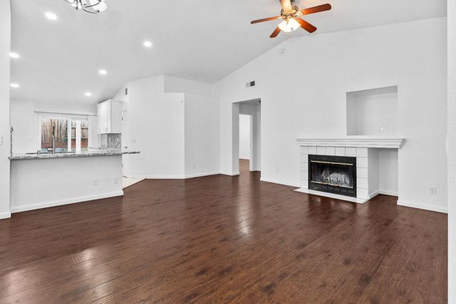 9120 Bristol Plaza Way, Elk Grove, CA 95624