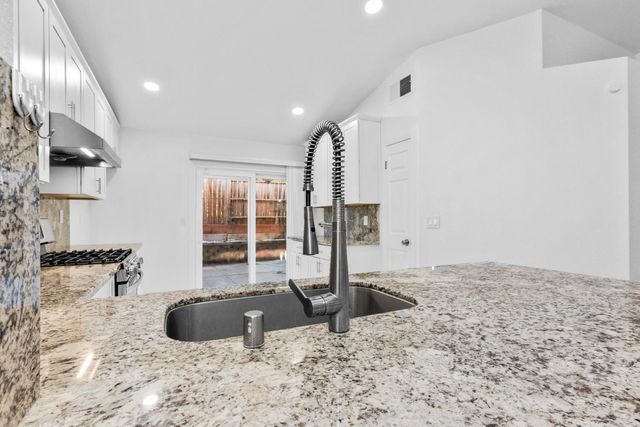 9120 Bristol Plaza Way, Elk Grove, CA 95624