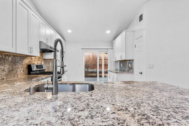 9120 Bristol Plaza Way, Elk Grove, CA 95624