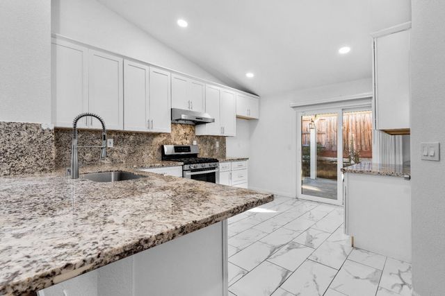 9120 Bristol Plaza Way, Elk Grove, CA 95624