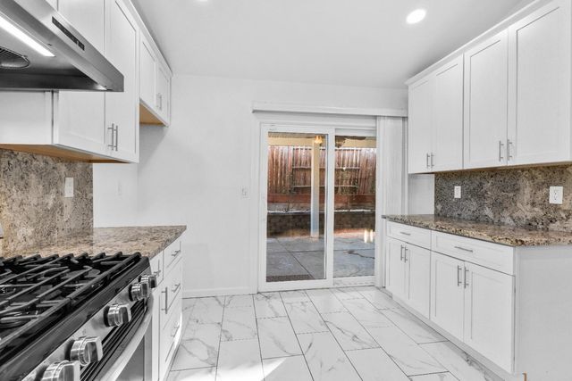 9120 Bristol Plaza Way, Elk Grove, CA 95624