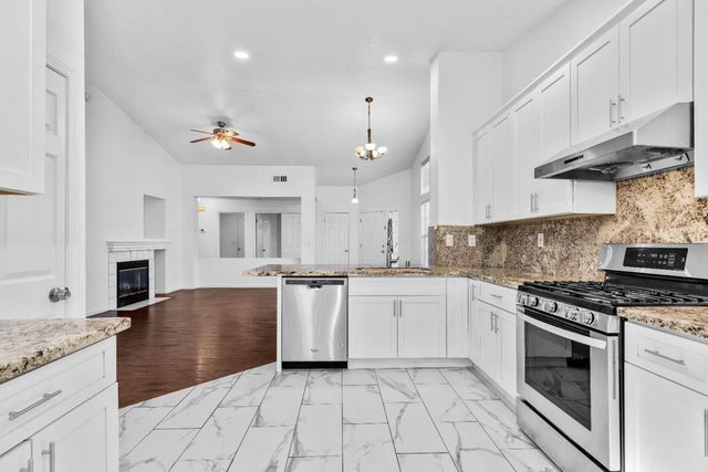 9120 Bristol Plaza Way, Elk Grove, CA 95624