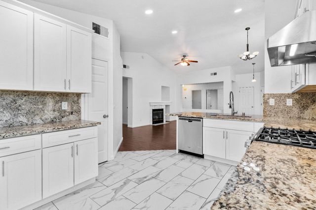 9120 Bristol Plaza Way, Elk Grove, CA 95624