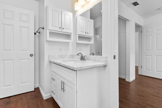 9120 Bristol Plaza Way, Elk Grove, CA 95624