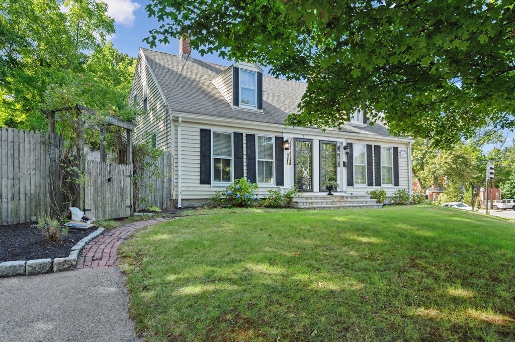 1 Fort Hill St 2, Hingham, MA 02043