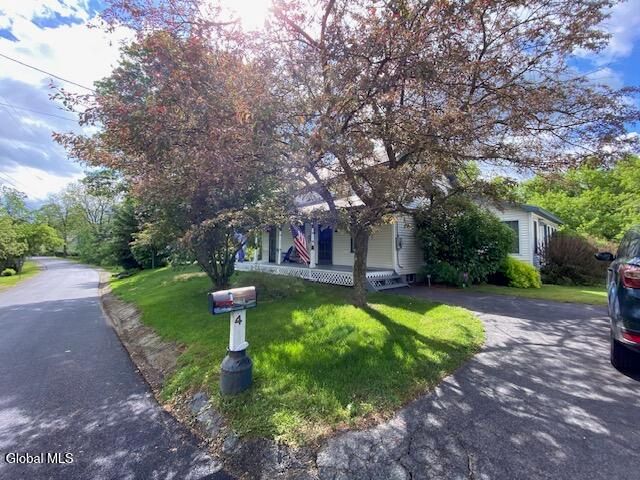 4 Raceville Road, Hampton, NY 12837