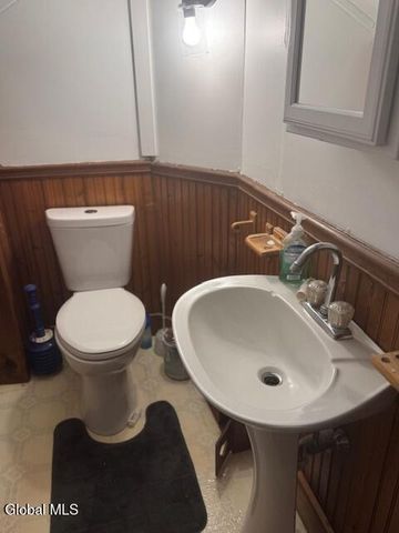 4 Raceville Road, Hampton, NY 12837