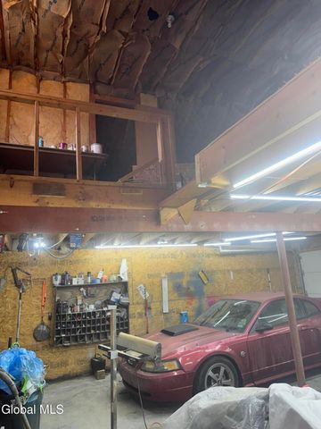 4 Raceville Road, Hampton, NY 12837