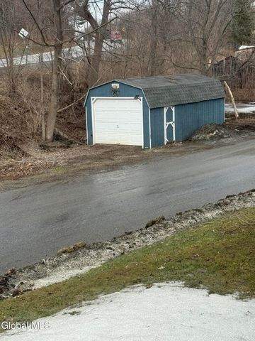 4 Raceville Road, Hampton, NY 12837