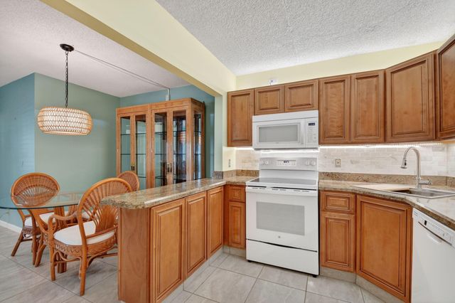 310 Pine Ridge Circle B-1, Greenacres, FL 33463