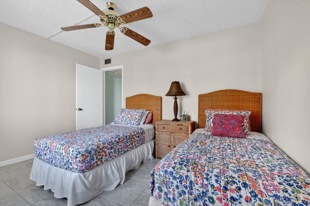 310 Pine Ridge Circle B-1, Greenacres, FL 33463