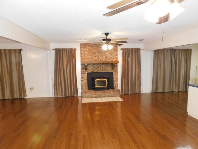 604 NW 7th Street, Springhill, LA 71075