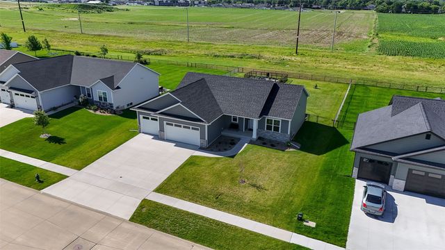 425 Dutch Drive, Robins, IA 52328