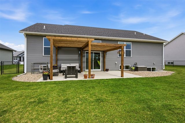 425 Dutch Drive, Robins, IA 52328