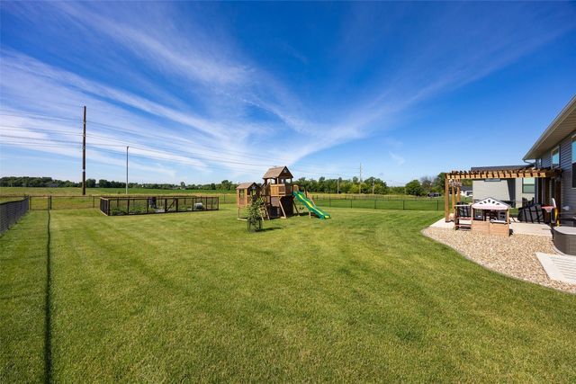 425 Dutch Drive, Robins, IA 52328