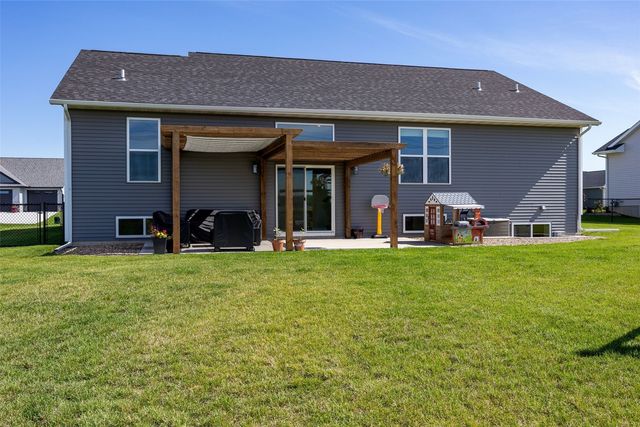 425 Dutch Drive, Robins, IA 52328