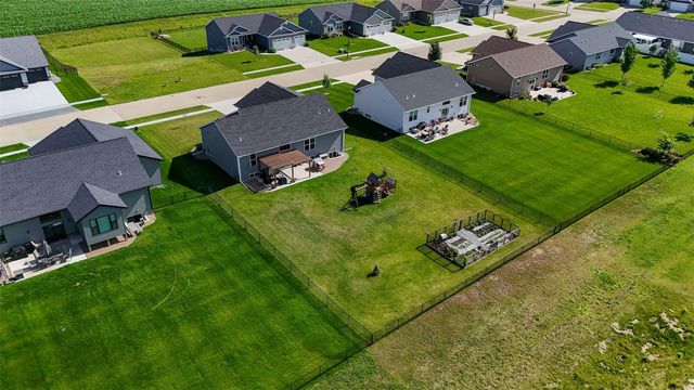 425 Dutch Drive, Robins, IA 52328
