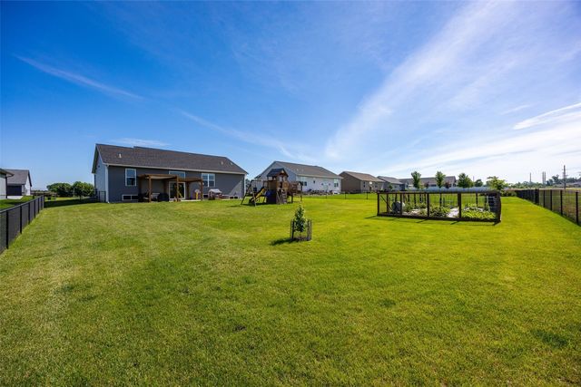 425 Dutch Drive, Robins, IA 52328