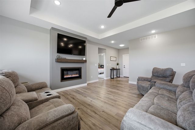 425 Dutch Drive, Robins, IA 52328