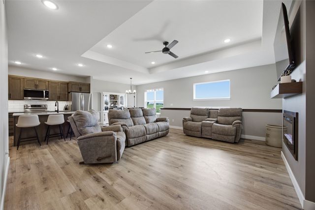425 Dutch Drive, Robins, IA 52328
