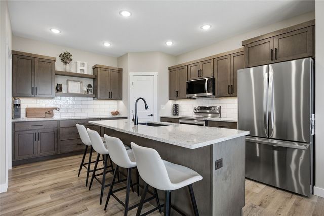 425 Dutch Drive, Robins, IA 52328