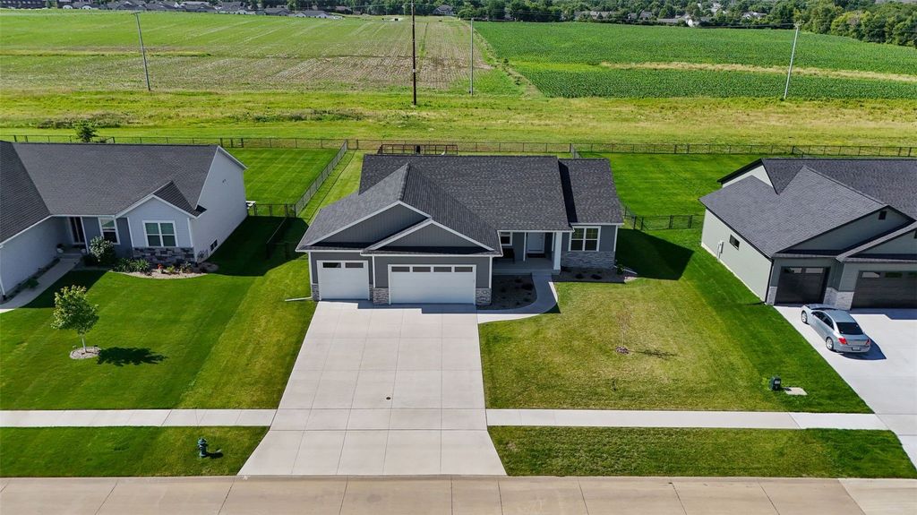 425 Dutch Drive, Robins, IA 52328