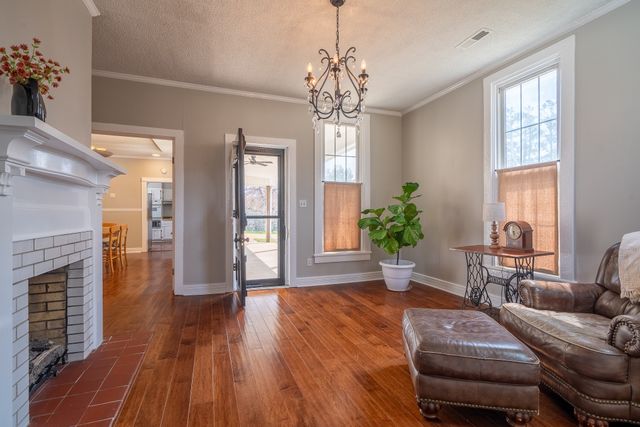 112 N High St, Waynesboro, TN 38485