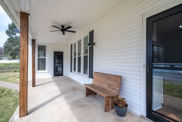 112 N High St, Waynesboro, TN 38485