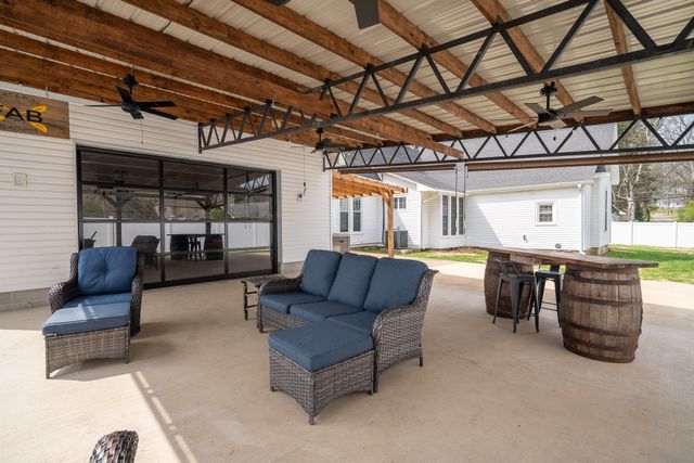 112 N High St, Waynesboro, TN 38485