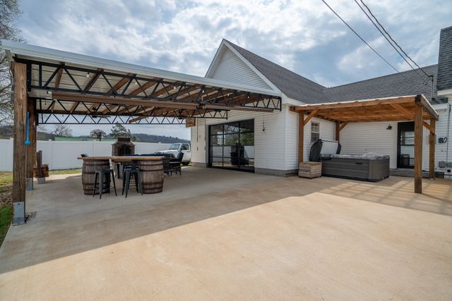 112 N High St, Waynesboro, TN 38485