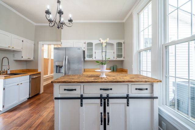 112 N High St, Waynesboro, TN 38485