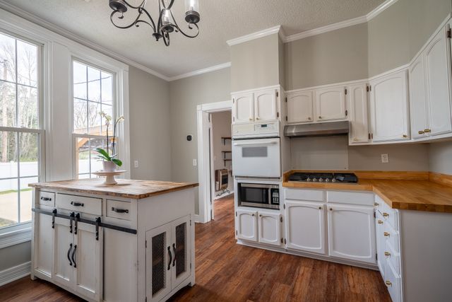 112 N High St, Waynesboro, TN 38485