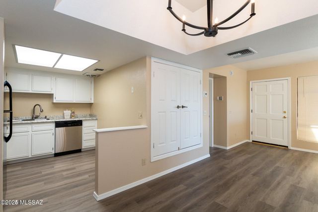 8267 N Oracle Rd Apt 240, Tucson, AZ 85704