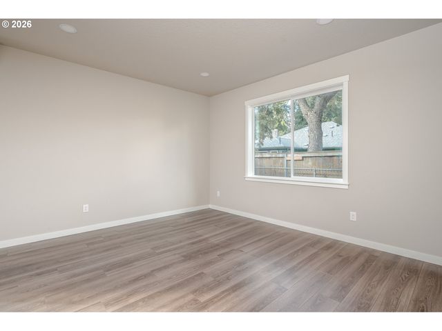 6235 Se Knapp St B, Portland, OR 97206