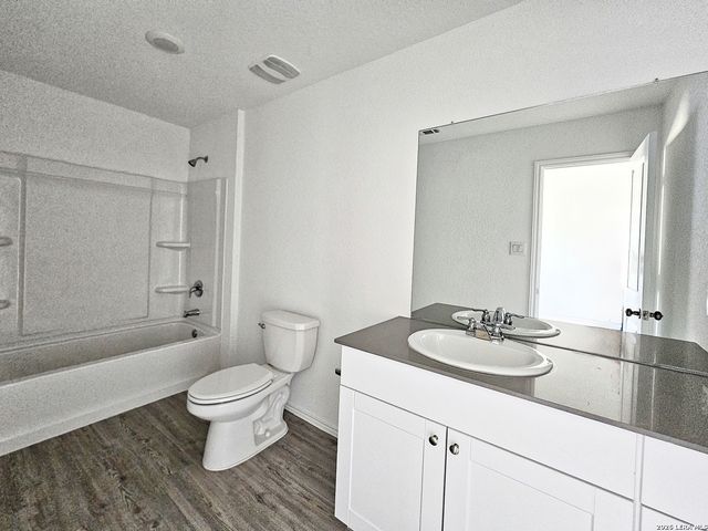 805 RIVIERA CT, Seguin, TX 78155