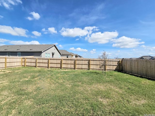 805 RIVIERA CT, Seguin, TX 78155
