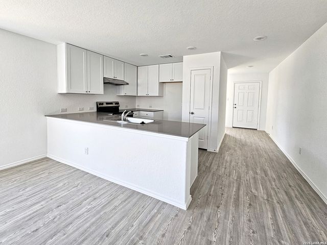 805 RIVIERA CT, Seguin, TX 78155