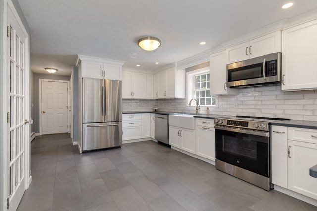 27 Aldrich Street, Litchfield, NH 03052
