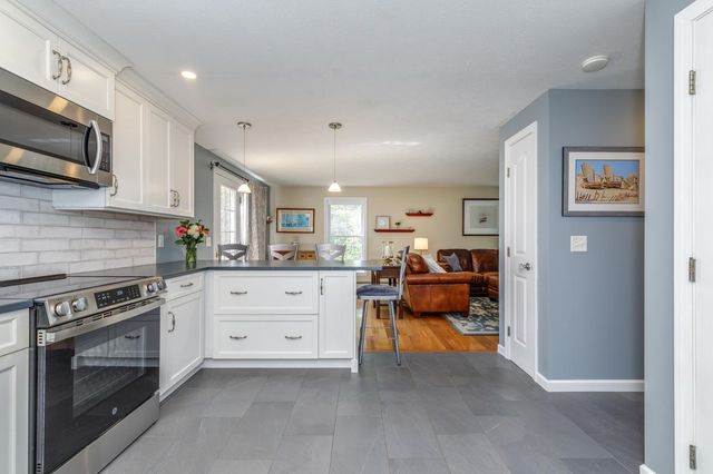 27 Aldrich Street, Litchfield, NH 03052
